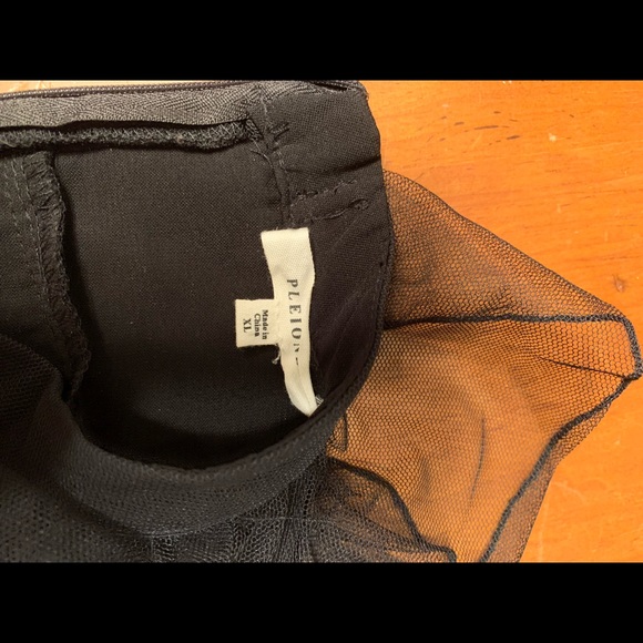 Cute ruffle top. - Picture 3 of 5